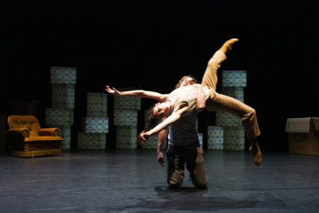 Voorstelling SO'FAR op een podium. De twee dansers voeren een lift uit.